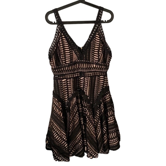 Few Moda Crochet A Line Dress - Picture 1 of 12